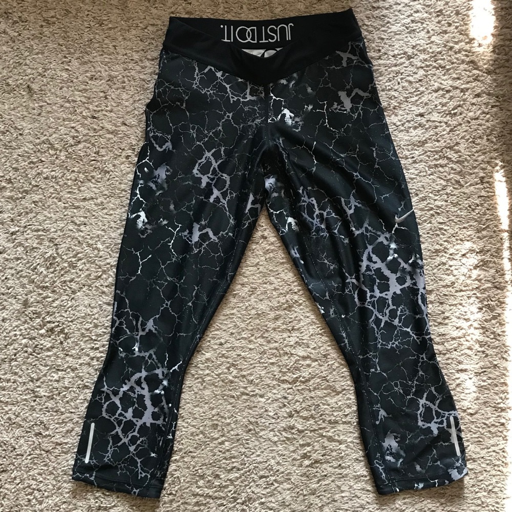 Nike Women's Crop Relay DRI-FIT Leggings Small